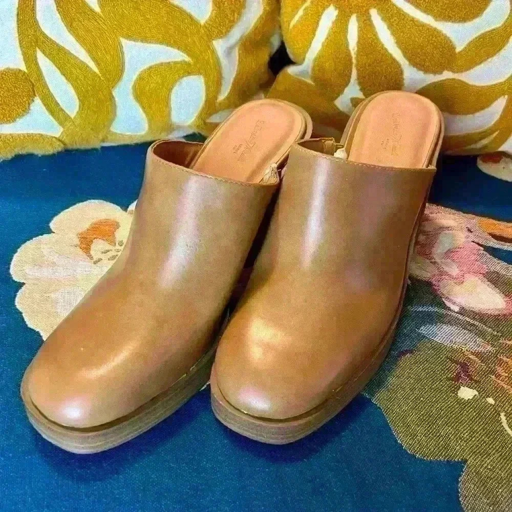 Universal Thread Clogs - Picture 3 of 4
